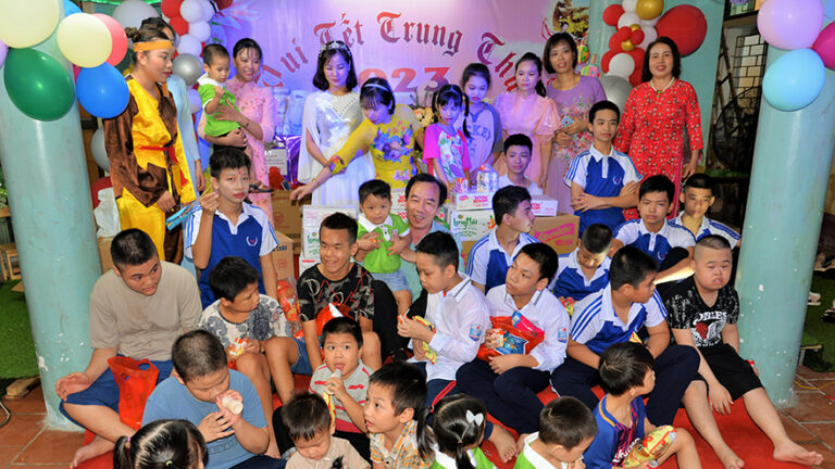 Hội Cứu trợ trẻ em tàn tật Việt Nam tặng quà cho các cháu khuyết tật tại Trung tâm Cứu trợ trẻ em tàn tật TP Nam Định