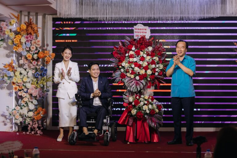 Ông Ngô Sách Thực – Chủ tịch Hội Cứu trợ trẻ em tàn tật Việt Nam dự Lễ kỉ niệm 10 năm hình thành và phát triển Trung tâm hỗ trợ phát triển giáo dục hòa nhập Hương Ban Mai.