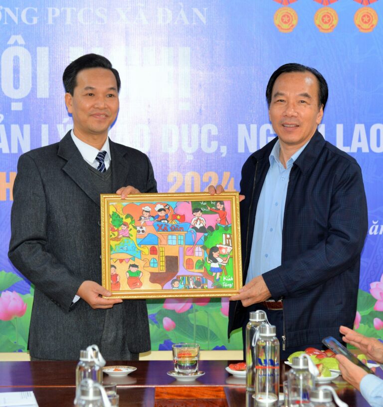 Hội Cứu trợ trẻ em tàn tật Việt Nam chúc mừng 41 năm Ngày Nhà giáo Việt Nam (20/11/1982 – 20/11/2023) tại 3 Trường PTCS Xã Đàn, Trường PTCS Nguyễn Đình Chiểu, Trường Tiểu học Bình Minh.