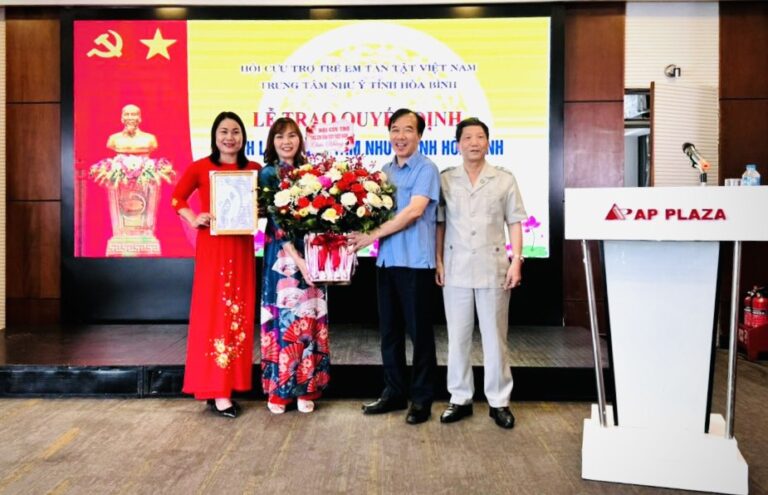 Hội Cứu trợ trẻ em tàn tật Việt Nam trao Quyết định thành lập cho Trung tâm Như Ý, TP Hòa Bình.