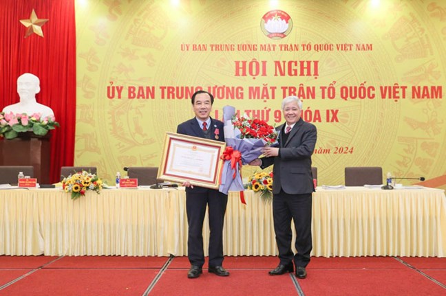 Ông Ngô Sách Thực – Chủ tịch Hội Cứu trợ TETT Việt Nam đón nhận Huân chương Lao động hạng Nhất trong Hội nghị Ủy Ban Trung ương Mặt trận Tổ Quốc Việt Nam lần thứ 9, khóa IX
