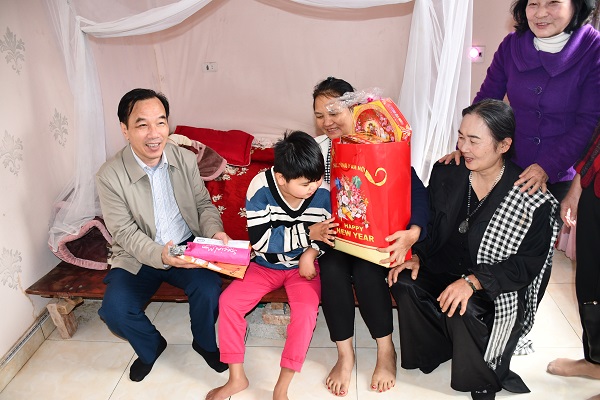 Ban Tổ chức Chương trình “Tết sẻ chia – Xuân yêu thương” năm 2024 trao quà cho 17 gia đình có trẻ em khuyết tật, trẻ em có hoàn cảnh đặc biệt khó khăn tại tỉnh Bắc Giang