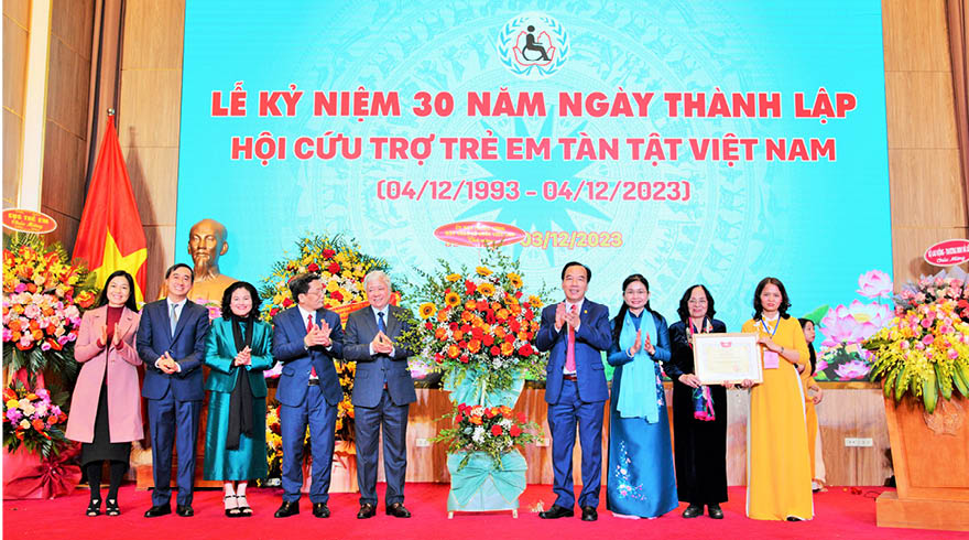 Ong Do Van Chien Trao Hoa Va Bang Khen Cho Hoi Cuu Tro Tre Em Tan Tat Viet Nam