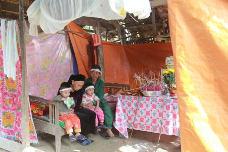 Cặp song sinh 3 tuổi mồ côi cả cha lẫn mẹ