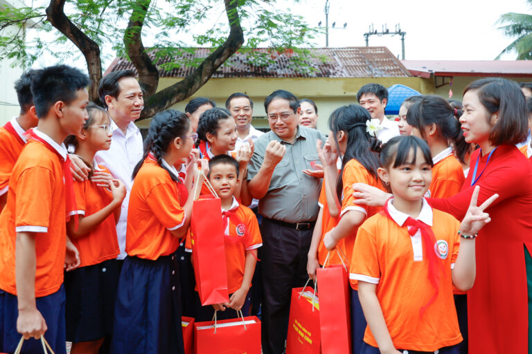 Thủ tướng Phạm Minh Chính thăm, tặng quà Trung tâm Nuôi dưỡng trẻ khuyết tật Hà Nội