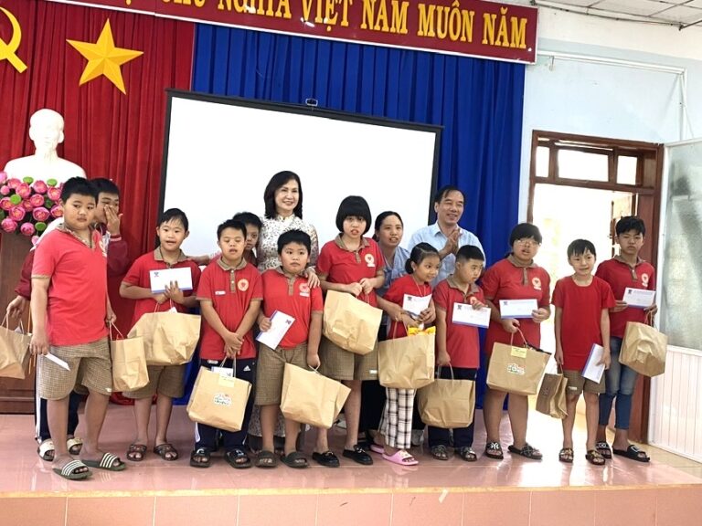 Ông Ngô Sách Thực, Chủ tịch Hội Cứu trợ trẻ em tàn tật Việt Nam cùng đại diện lãnh đạo Ủy ban nhân dân Tỉnh, các tổ chức cơ quan đoàn thể chính trị, xã hội tặng quà cho các cháu khuyết tật tại Đắk Nông