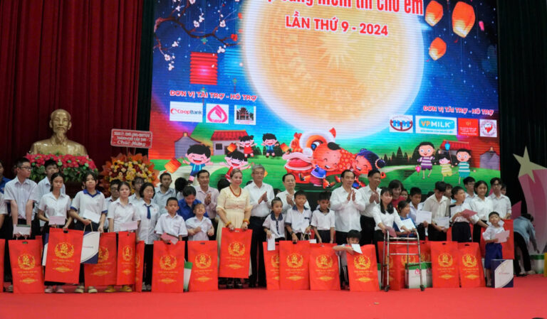 Hội Cứu Trợ Trẻ em Tàn tật Việt Nam phối hợp Uỷ ban Mặt trận tổ quốc 13 tỉnh Đồng bằng sông Cửu Long tặng quà cho 1330 cháu khuyết tật.