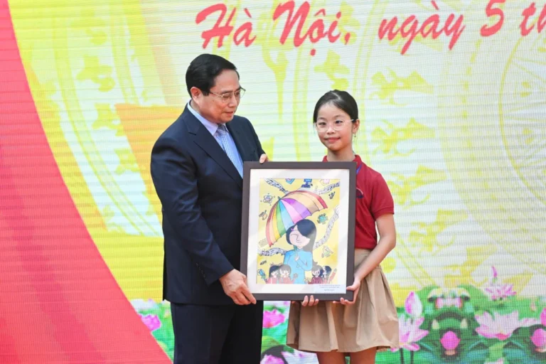 Bức tranh đặc biệt nữ sinh Nguyễn Đình Chiểu tặng Thủ tướng ngày khai giảng