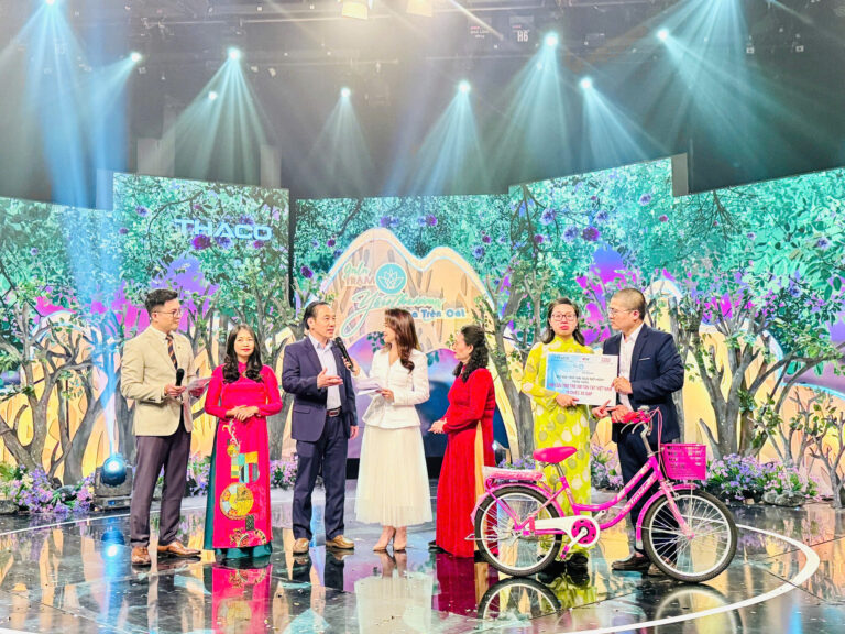 Chủ tịch Trung ương Hội trao tặng xe đạp cho trẻ khuyết tật tại hành trình lan tỏa và kết nối yêu thương của Gala Trạm yêu thương 2025 với chủ đề “Hoa trên cát”