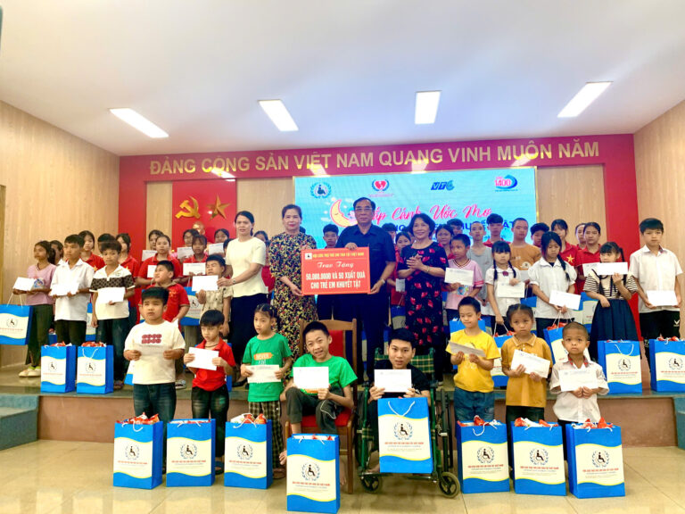 Trao tặng 55 triệu đồng cho trẻ em khuyết tật tại tỉnh Phú Thọ.