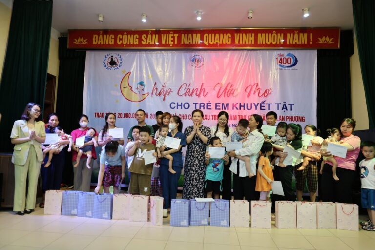 Hội Cứu trợ trẻ em tàn tật Việt Nam trao tặng hơn 20 triệu đồng và quà cho Trung tâm Trung tâm trợ giúp xã hội Lan Phương