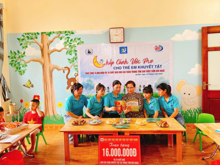 Hội Cứu trợ trẻ em tàn tật Việt Nam trao tặng trên 16 triệu đồng và quà cho Trung tâm can thiệp sớm Bảo Ngọc