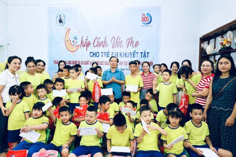 Cầu nối hỗ trợ trẻ em khuyết tật hòa nhập tại trung tâm trợ giúp xã hội Long Biên