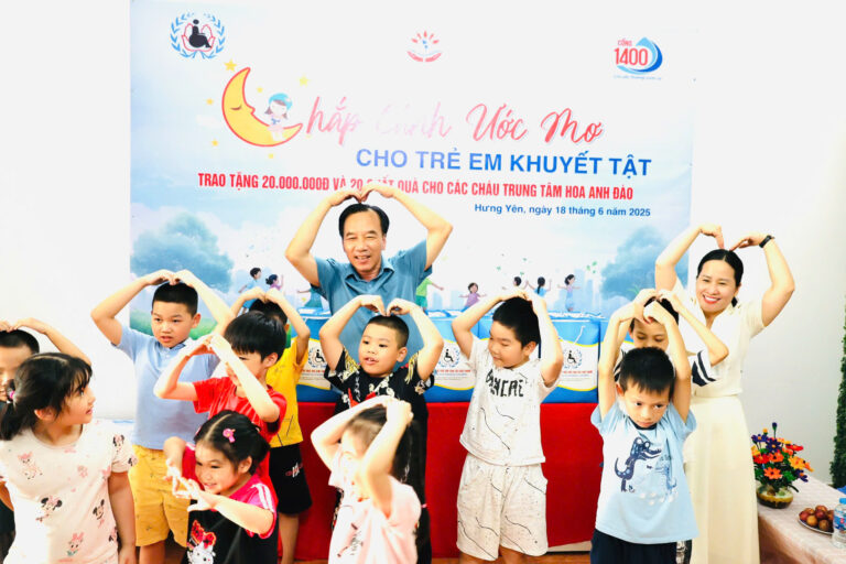 Vòng tay yêu thương, chia sẻ cùng trẻ khuyết tật tại trung tâm hỗ trợ trẻ khuyết tật trí tuệ Hoa Anh Đào cơ sở 2