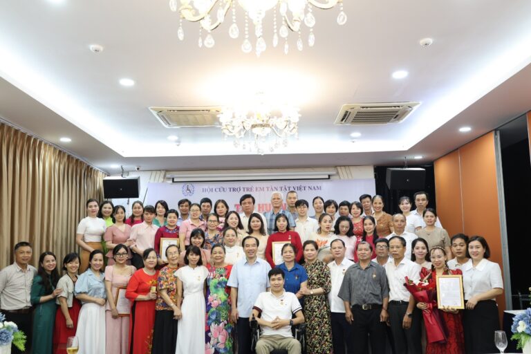 Hội Cứu trợ trẻ em tàn tật  Việt Nam tổ chức: Tập huấn kỹ năng, phương pháp chăm sóc, phục hồi chức năng cho trẻ em khuyết tật