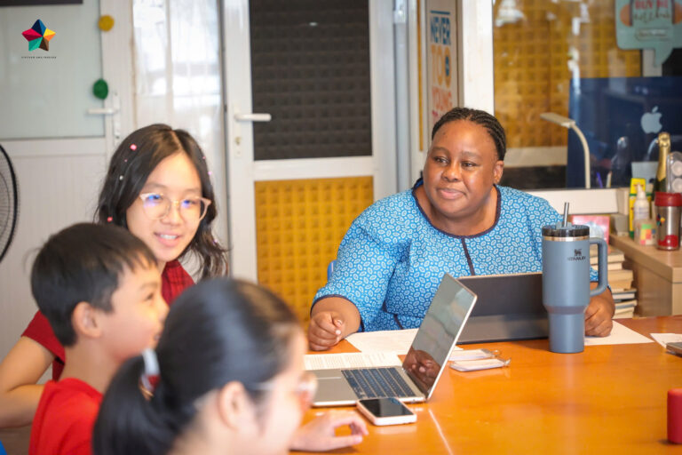 Bà Vuyiswa Tulelo – Đại sứ Cộng hòa Nam Phi tại Việt Nam trao tặng yêu thương đến trẻ em khuyết tật tại Trung tâm thuộc Hội Cứu trợ trẻ em tàn tật Việt Nam