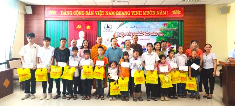 Trao tặng 110 triệu đồng cho trẻ em khuyết tật tại tỉnh Thanh Hóa