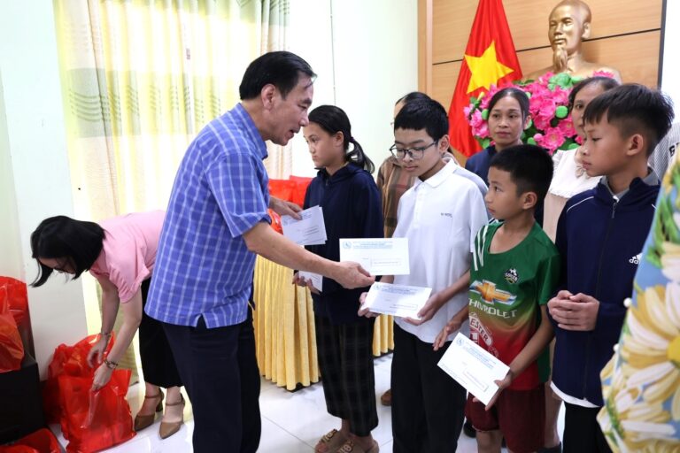 Lan tỏa chương trình “Thắp sáng niềm tin cho em” trao hơn 100 triệu đồng cho trẻ em khuyết tật tỉnh Nghệ An