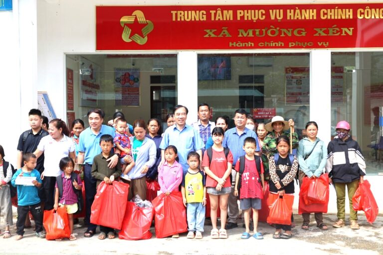 Chung tay khắc phục hậu quả thiên tai tặng quà hơn 60 triệu đồng ủng hộ cho gia đình các trẻ bị thiệt hại do bão lũ tại xã Mường Xén tỉnh Nghệ An