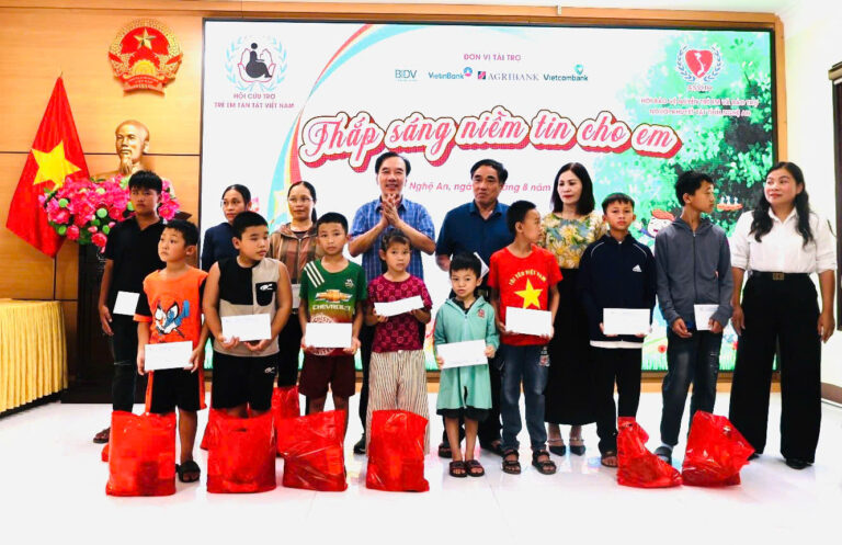 Trao 180 triệu đồng cho trẻ em khuyết tật tỉnh Nghệ An