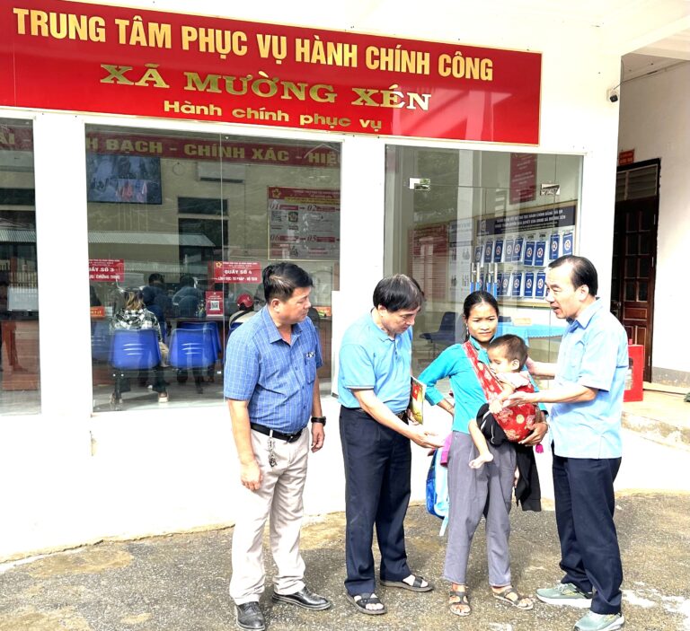 Hội Cứu trợ trẻ em tàn tật Việt Nam trao quà cho 30 trẻ khuyết tật vùng lũ xã Mường Xén, tỉnh Nghệ An