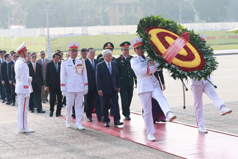 Đồng chí Ngô Sách Thực, Bí thư Chi bộ, Chủ tịch Hội tham gia Đoàn đại biểu Đảng bộ MTTQ, các đoàn thể Trung ương viếng Lăng Chủ tịch Hồ Chí Minh và dâng hương tại Đài tưởng niệm các anh hùng liệt sĩ Bắc Sơn