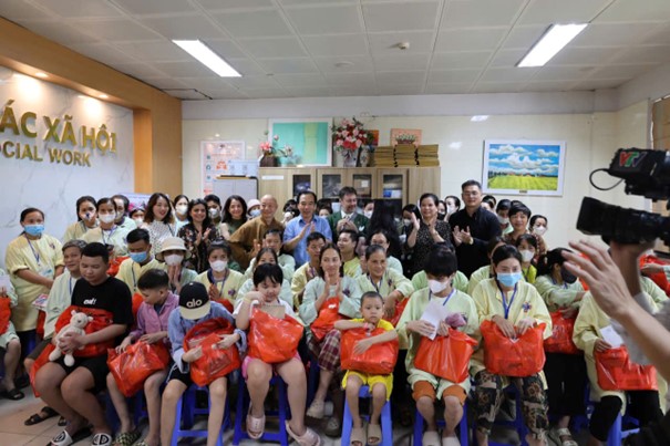 Trao tặng hơn 60 triệu đồng quà cho 71 bệnh nhi điều trị tại Khoa nhi của Bệnh viện K Trung ương