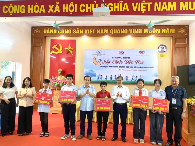 Trao tặng 105 triệu đồng cho học sinh có hoàn cảnh khó khăn trên địa bàn tỉnh Bắc Ninh
