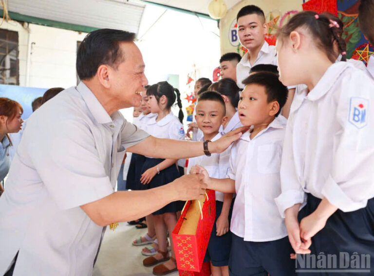 Gần 1.500 em nhỏ tại các Trường, Trung tâm dạy trẻ chuyên biệt được nhận quà nhân dịp Tết Trung thu