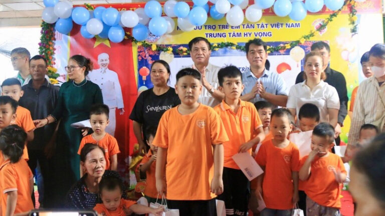 Trao tặng quà Trung thu cho trẻ em khuyết tật tại Trung tâm Hy Vọng, TP Hải Phòng