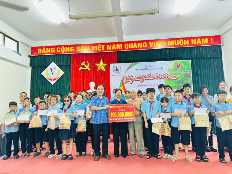Trao tặng học bổng, máy tính và phần quà trị giá trên 250 triệu đồng cho 200 trẻ em khuyết tật có hoàn cảnh đặc biệt tại Đà Nẵng