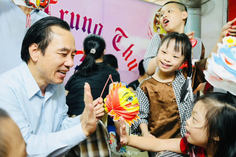 Chương trình “Tết Trung thu 2025” với trẻ khuyết tật tại Trung tâm Cứu trợ trẻ em tàn tật Nam Định.