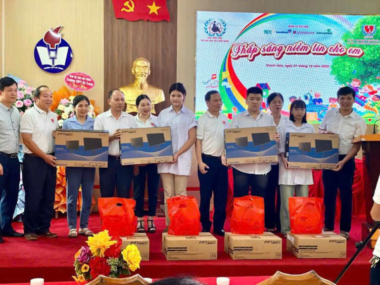 Trao quà Trung thu cho trẻ em khuyết tật có hoàn cảnh khó khăn trên địa bàn tỉnh Thanh Hóa