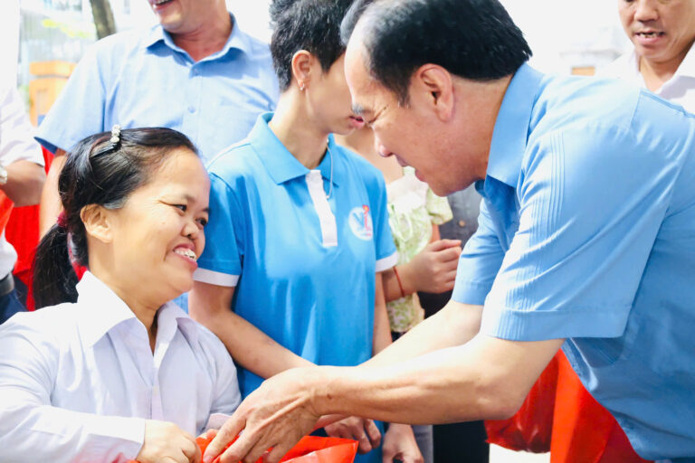 Chương trình “Đêm hội Trăng rằm” – Ánh trăng nhân ái, Thắp sáng niềm tin “Yêu thương dành tặng em”