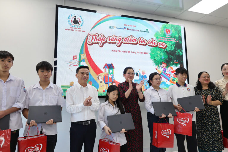 Trao tặng học bổng, máy tính và phần quà trị giá trên 143 triệu đồng cho 19 trẻ em khuyết tật, trẻ em mồ côi có hoàn cảnh đặc biệt tại Hưng Yên