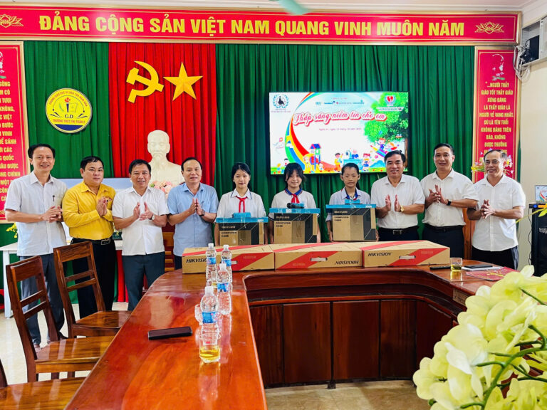 Trao tặng máy tính, học bổng cho học sinh khuyết tật, trẻ mồ côi và hoàn cảnh khó khăn trên địa bàn tỉnh Nghệ An