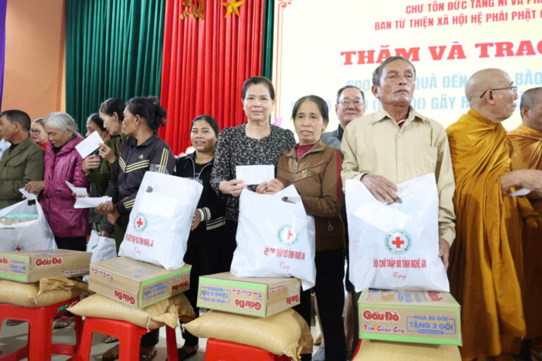 Tặng quà trị giá 2 tỷ đồng cho 2000 hộ gia đình bị thiệt hại do bão lũ thuộc các tỉnh Nghệ An và Hà Tĩnh