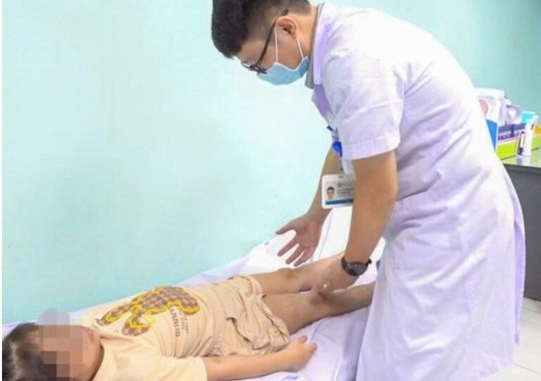 Phép màu cho bé gái bị bệnh xương hiếm gặp đe dọa đôi chân