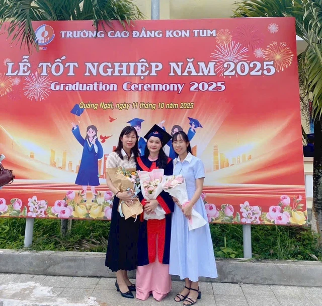 Hành trình đặc biệt của em bé mồ côi vươn lên thành cô giáo