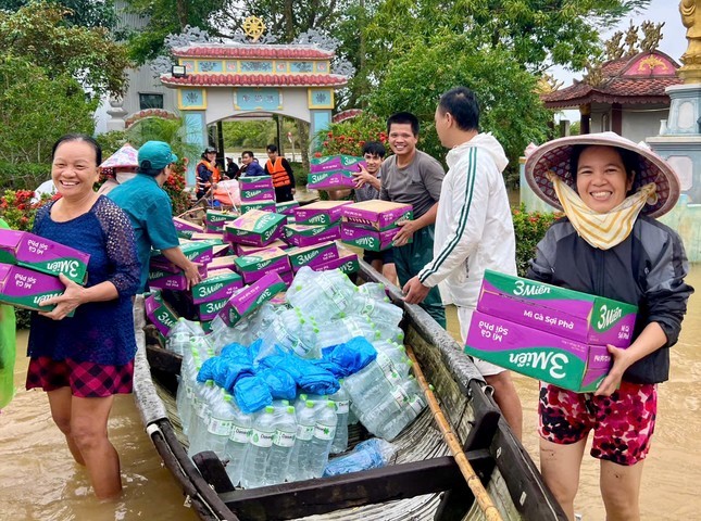 Tiếp tục sẻ chia cùng bà con vùng bão lũ miền Trung