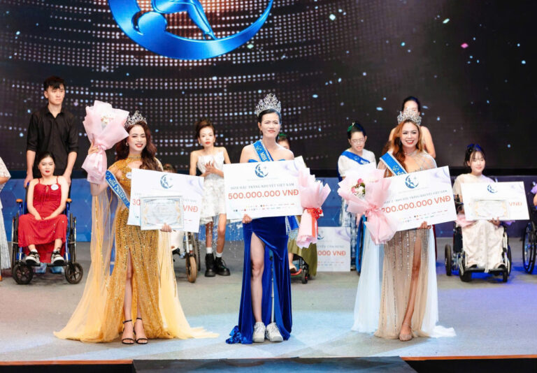 Đạt danh hiệu Á Hậu 1 cuộc thi Trăng Khuyết Việt Nam năm 2025 đến từ Trung tâm CHIC thuộc Hội Cứu trợ trẻ em tàn tật Việt Nam.