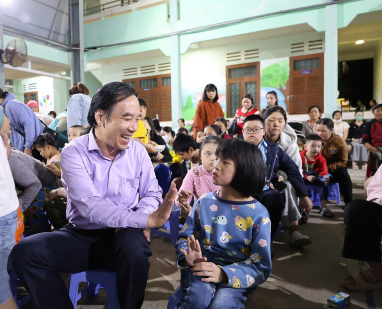 Trao hơn 600 phần quà cho trẻ em, người khuyết tật và hộ gia đình bị thiệt hại do bão lũ tại 4 xã, phường của tỉnh Đắk Lắk với tổng số tiền gần 600 triệu đồng.