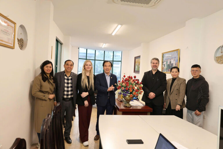 Hợp tác lâu dài tăng nguồn lực giúp đỡ trẻ em khuyết tật.