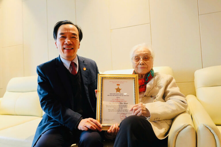 Chủ tịch Hội Cứu trợ trẻ em tàn tật Việt Nam thăm và trao tặng Kỷ niệm chương “Vì trẻ em khuyết tật” cho Bà Nguyễn Thị Bình, nguyên Phó Chủ tịch nước Cộng hòa xã hội Chủ nghĩa Việt Nam.