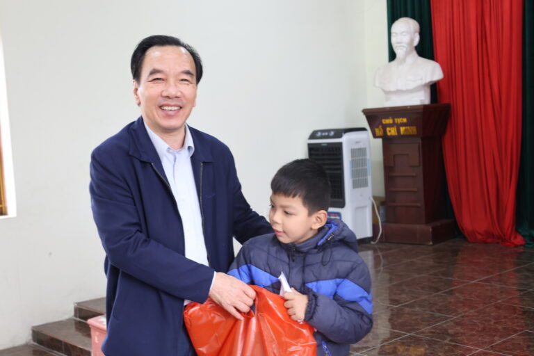 Tết sẻ chia xuân yêu thương tại Trung tâm Cứu trợ trẻ em tàn tật Thuận Thành tỉnh Bắc Ninh.