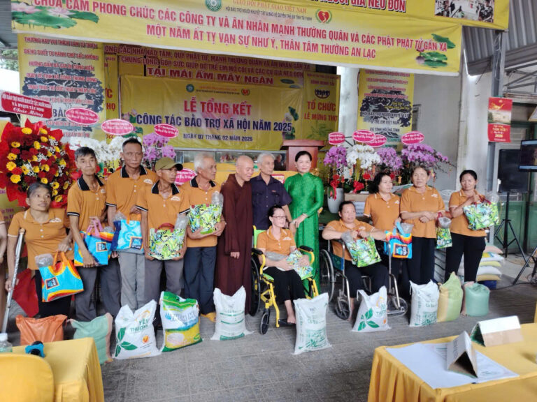 Phó Chủ tịch Trung ương Hội Đỗ Thị Huệ phối hợp tặng quà Tết tại tỉnh Tây Ninh