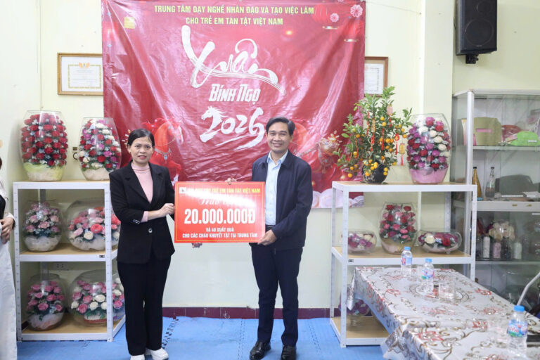 Tết sẻ chia, xuân đong đầy yêu thương tại Trung tâm Dạy nghề nhân đạo và tạo việc làm cho trẻ em tàn tật Việt Nam.