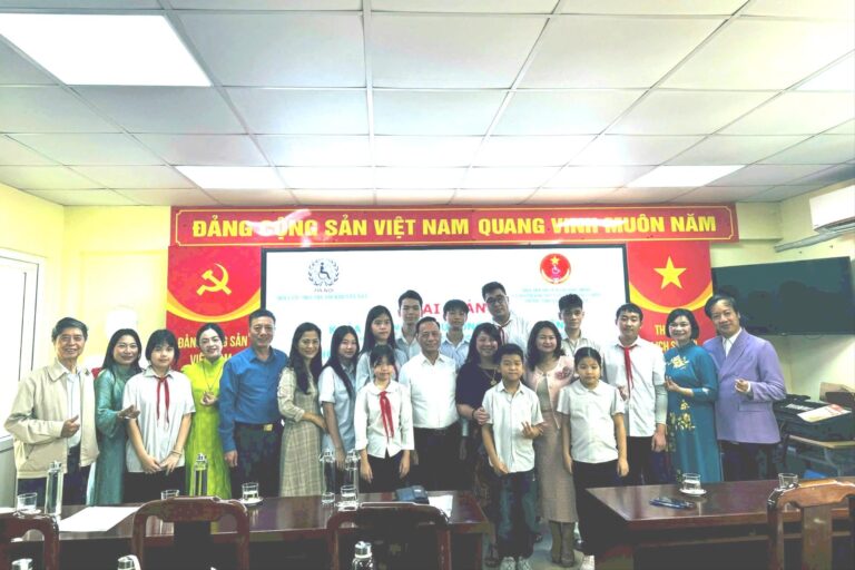 Dạy nghề làm hoa vải cho học sinh khiếm thính: Mở cánh cửa tự lập từ đôi tay khéo léo