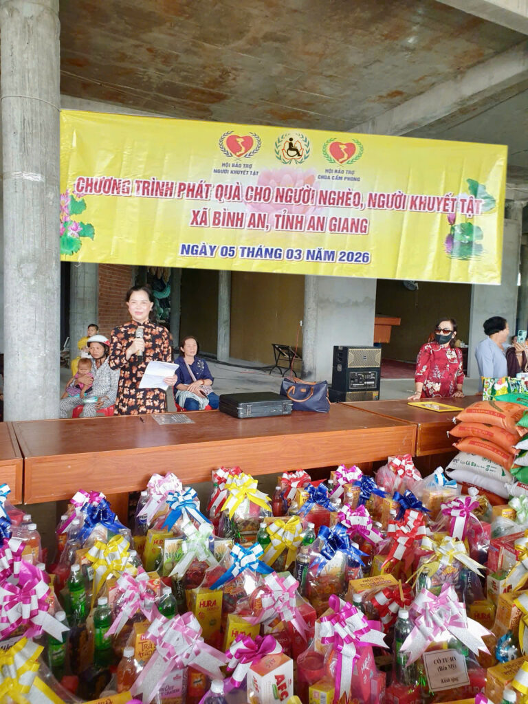 Phó Chủ tịch Trung ương Hội Đỗ Thị Huệ phối hợp trao 200 phần quà, trị giá 130 triệu đồng tại An Giang