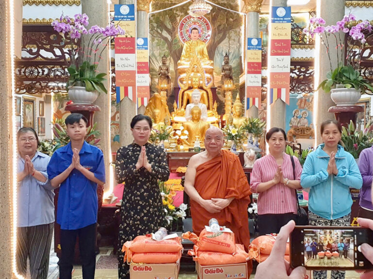 Phó Chủ tịch Trung ương Hội, Hòa thượng Thích Thiện Tâm trao 100 phần quà cho trẻ em khuyết tật và hộ nghèo